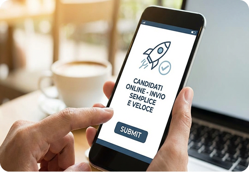 Medico felice in possesso di un appunti con i pazienti